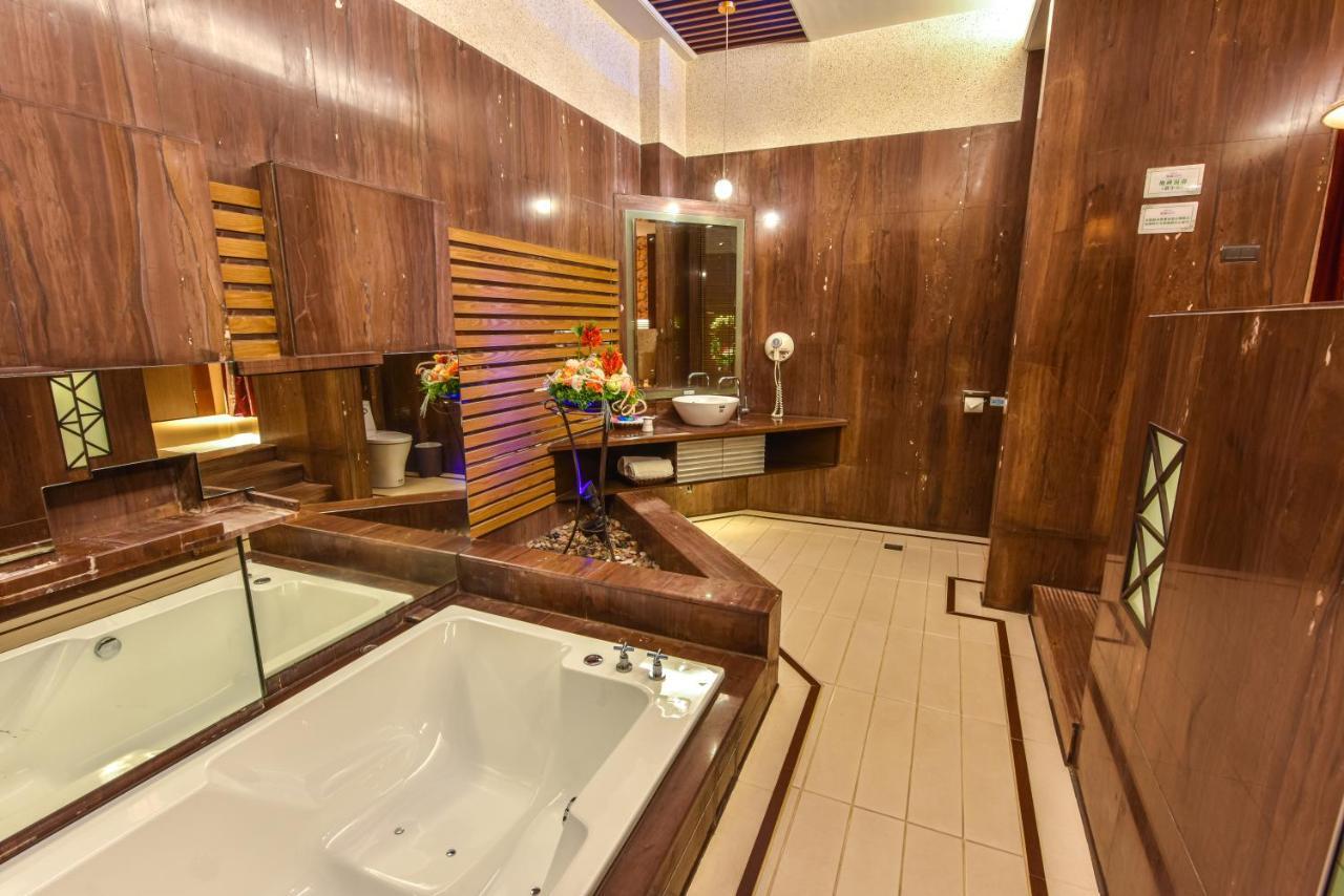 Purple Garden Motel Каосюн Екстериор снимка