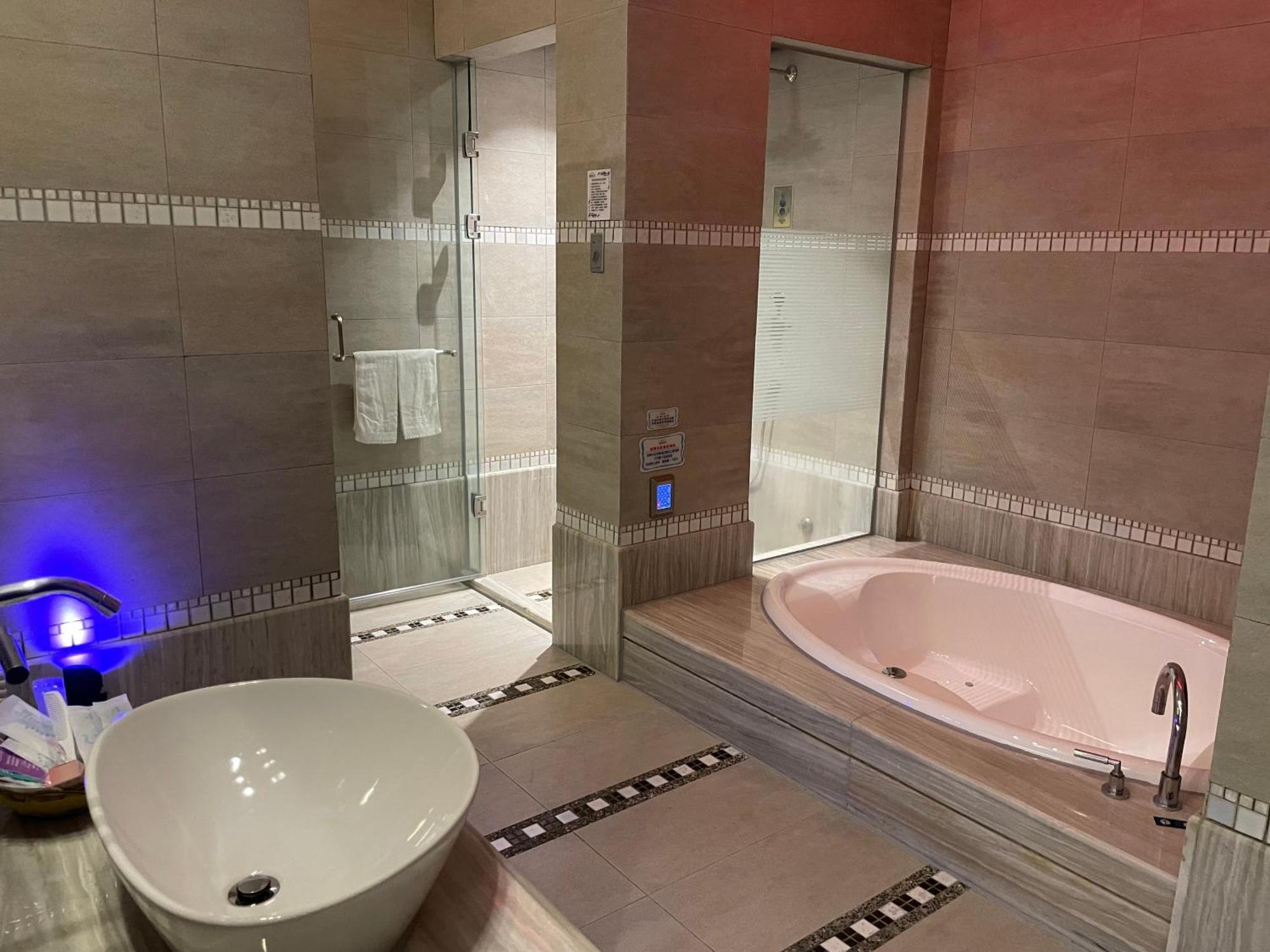 Purple Garden Motel Каосюн Екстериор снимка